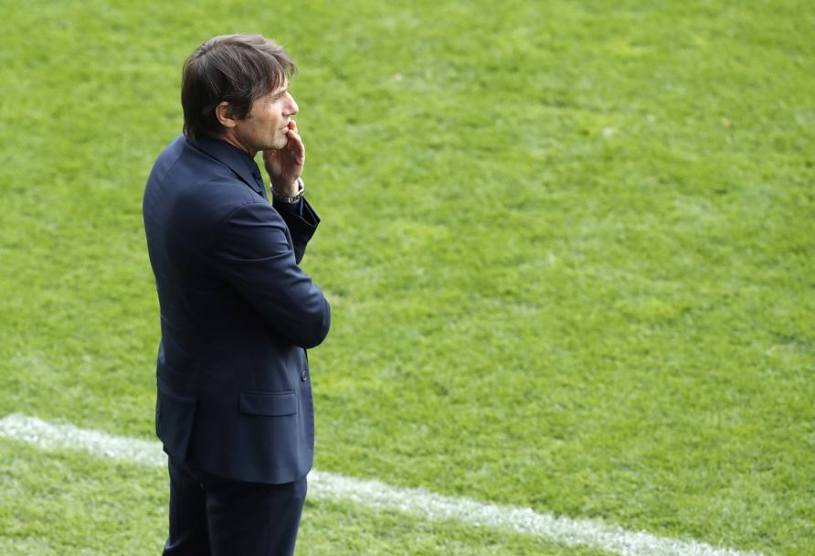 Antonio Conte osserva preoccupato i primi minuti degli azzurri sotto tono rispetto al debutto con il Belgio.